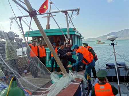 Ngư dân đón Bộ đội Biên phòng, dân quân biển lên tàu, phối hợp bảo vệ biển trời Tổ quốc