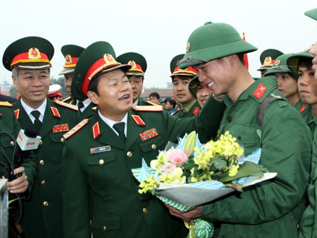 Thượng tướng Đỗ Bá Tỵ ân cần động viên thanh niên nhập ngũ trước giờ về đơn vị mới.