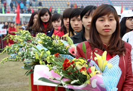 Những bó hoa tươi thắm dành tặng các tân binh.