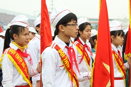 Các cháu đội viên Đội thiếu niên tiền phong Hồ Chí Minh đến tiễn các chú lên đường.