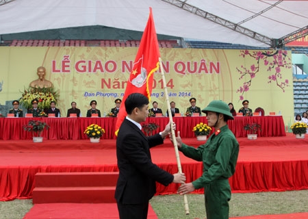 Trao lá cờ truyền thống của Đoàn TNCS Hồ Chí Minh-lá cờ thể hiện niềm tin, ý chí và sự quyết tâm của tuổi trẻ, cho đại diện thanh niên nhập ngũ.