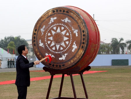 Trống hội tòng quân giục giã.