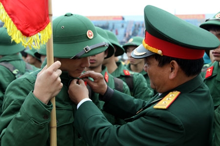Tình cảm cán-binh gắn kết từ sự quan tâm sâu sát trong ngày đầu quân ngũ.