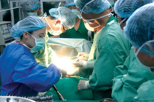 Ca phẫu thuật ghép tim đầu tiên trên người từ người chết não tại Việt Nam (17-6-2010) được thực hiện tại Bệnh viện 103 đánh dấu sự trưởng thành của đội ngũ cán bộ, bác sĩ và nhân viên y tế.