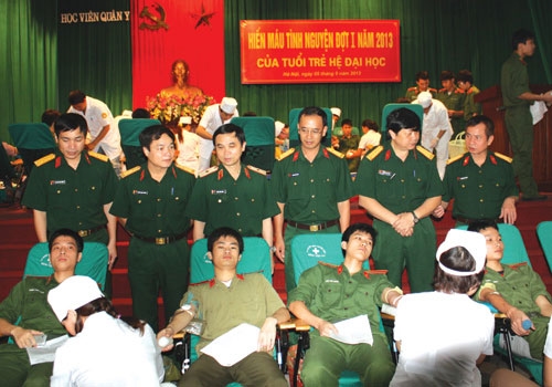 Việc hiến máu tình nguyện được tổ chức thường xuyên với sự tham gia của đông đảo cán bộ, nhân viên và học viên Học viện.