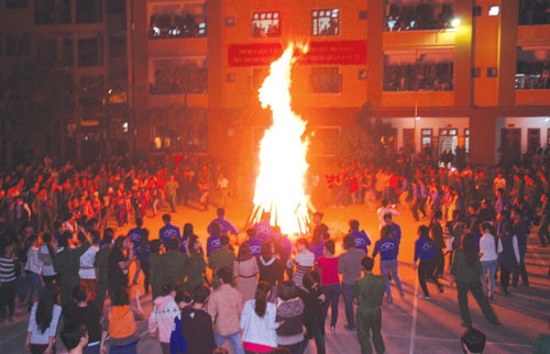 Đốt lửa trại - một trong những hoạt động chào mừng ngày thành lập Quân đội nhân dân Việt Nam 22-12 hằng năm.