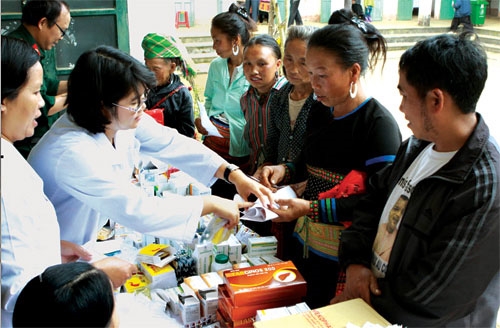 Mỗi năm Học viện đều tổ chức nhiều chuyến đi khám bệnh, tư vấn sức khoẻ, cấp thuốc miễn phí và tặng quà cho đồng bào Tây Bắc.