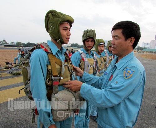 Động viên chiến sĩ dù trước giờ lên máy bay.