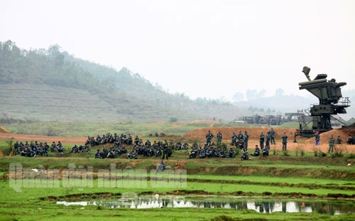 Hàng trăm ánh mắt đổ dồn theo đường bay của tên lửa.