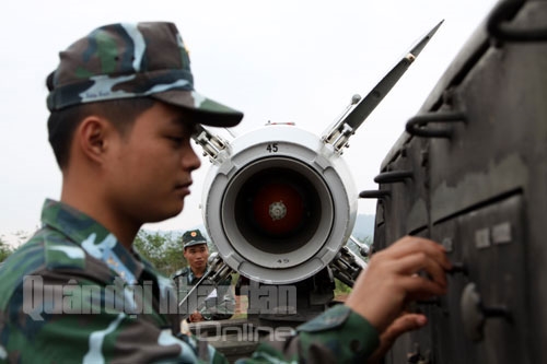 Chiến sĩ tên lửa Sư đoàn 363 hoàn tất những công việc cuối cùng trước khi tên lửa rời bệ phóng.