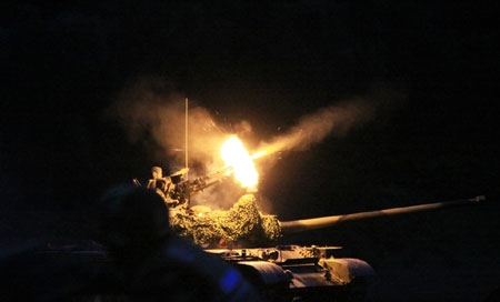 Vừa cơ động vượt sông, hỏa lực trên xe tăng vừa chế áp tiêu diệt mục tiêu.