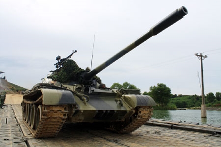 Xe tăng cơ động qua cầu phao.