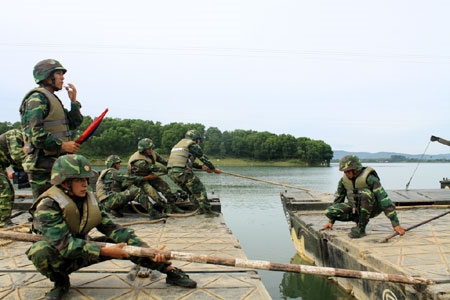 Cán bộ, chiến sĩ Lữ đoàn 299 thực hành ghép cầu bảo đảm cho các phương tiện vượt sông, vượt ngầm.