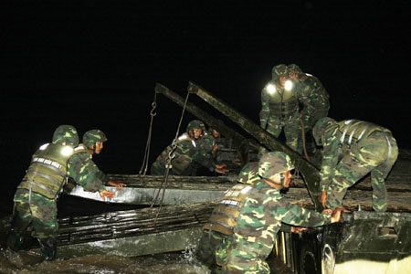 Trong đêm tối, lực lượng công binh lắp ghép phà và cầu phao bảo đảm cho các phương tiện vượt sông.