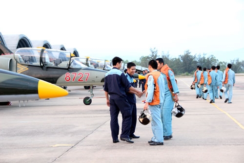 Cùng chung nhiệm vụ, tình cảm giữa phi công và lính thợ luôn là tình cảm đặc biệt. Trong ảnh: Nhân viên kỹ thuật bàn giao máy bay và chúc các phi công thực hiện tốt chuyến bay.