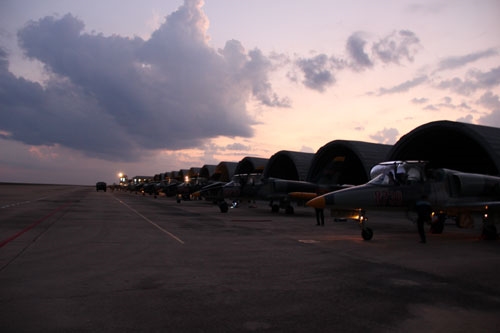 Bình minh ló rạng trên đường băng, cũng là lúc các máy bay L-39 đã được chuẩn bị tốt, sẵn sàng thực hiện nhiệm vụ huấn luyện.