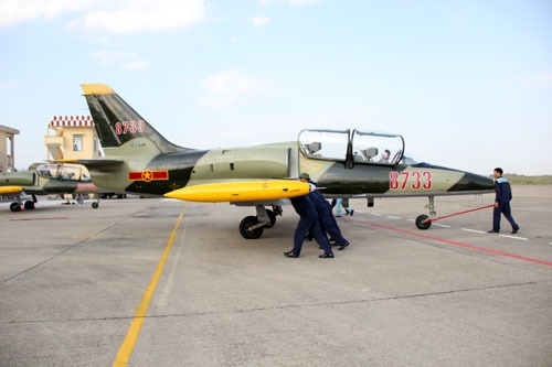 Đưa máy bay về vị trí chuẩn bị kỹ thuật sau một chuyến bay, giúp cho