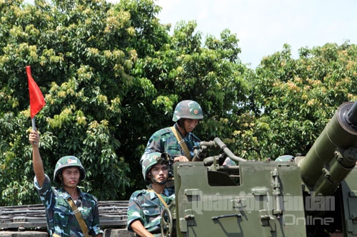 Khẩu đội trưởng chỉ huy khẩu đội hiệp đồng nhịp nhàng, chính xác...