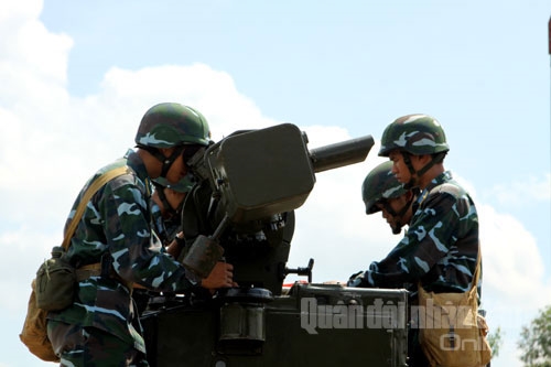 Các chiến sĩ thao tác thuần thục trên máy chỉ huy.