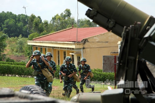 Các pháo thủ nhanh chóng cơ động về vị trí chiến đấu