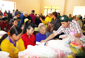 CÙNG NGƯỜI NGHÈO ĐÓN TẾT