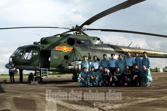 Thiếu tướng, phi công Lâm Quang Đại (hàng đứng, thứ 4 từ trái qua), Phó chính ủy Quân chủng PK-KQ, chúc mừng và chụp ảnh lưu niệm cùng các tổ bay vừa hoàn thành xuất sắc nhiệm vụ bắn rốc két.