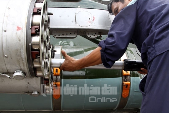 Lắp rốc két lên các thùng phóng của trực thăng.