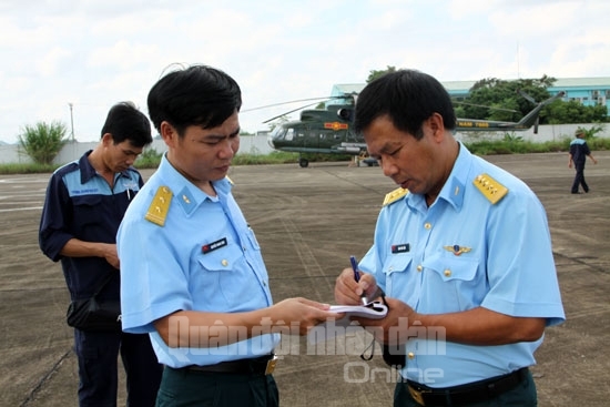 Đại tá, phi công cấp 1 Đàm Văn Toản, Chính ủy Trung đoàn không quân 916 (bên phải), kiểm tra công tác chuẩn bị trước ban bay.