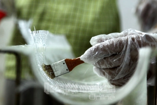 Keo và các loại vật liệu khác được sử dụng để gia cố phần vỏ composite của máy bay.