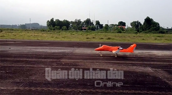 ...Và cất cánh từ đường băng.