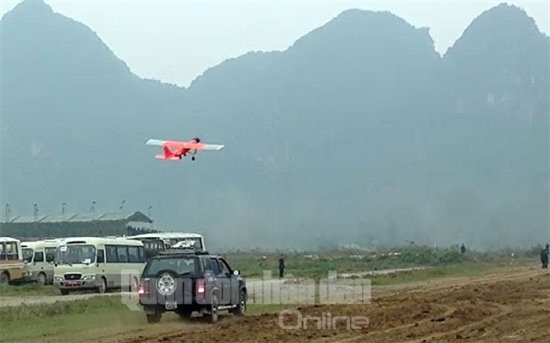Máy bay không người lái cất cánh bằng cơ cấu phóng đặt trên ô tô...