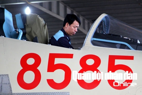 Thiếu tá Vũ Hữu Luận, Đội trưởng kỹ thuật hàng không, kiểm tra thiết bị buồng lái máy bay.
