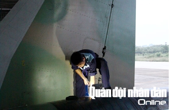 Nhân viên kỹ thuật hàng không kiểm tra hệ thống động cơ máy bay SU-30MK2.