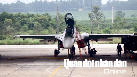 Công tác chuẩn bị bay luôn tuân thủ nghiêm ngặt theo Quy định sử dụng kỹ thuật máy bay SU-30MK2.