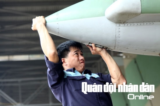 Lắp dù đuôi cho máy bay. Đây là loại dù có tác dụng giảm tốc sau khi máy bay hạ cánh.
