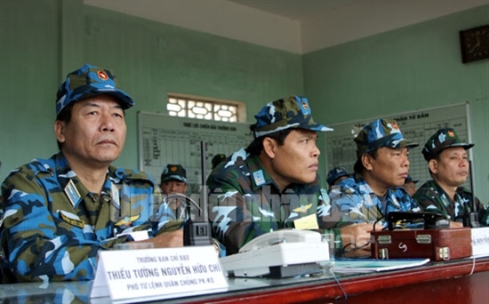 Thành viên Ban chỉ đạo theo dõi sát sao quá trình diễn tập, bắn đạn thật.