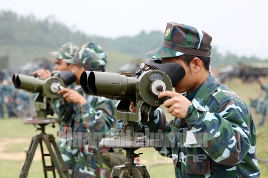 Hoạt động tác chiến của pháo phòng không không chỉ đòi hỏi sự phối hợp nhịp nhàng giữa các pháo thủ trong khẩu đội, giữa khẩu đội với khẩu đội, mà còn cần sự phối hợp với các thành phần khác. Trong ảnh: Chiến sĩ TZK tìm kiếm, quan sát mục tiêu.