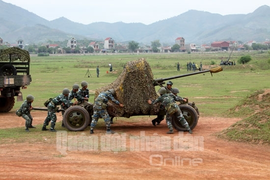 Khẩu đội pháo phòng không 37mm triển khai chiếm lĩnh trận địa.