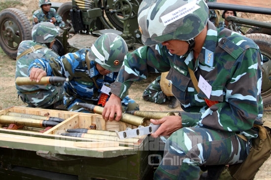 Đưa đạn pháo vào kẹp băng.