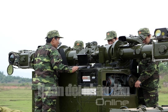 Trong khi đó, các thành phần thực hiện nhiệm vụ với máy đo xa cũng tăng cường bắt, bám sát, nắm chắc các thông số liên quan đến mục tiêu, báo cáo kịp thời chỉ huy, phục vụ cho việc ra quyết định xạ kích.