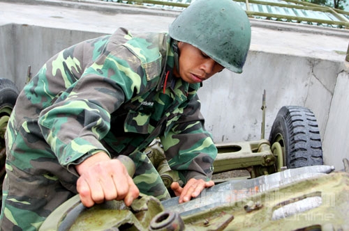 Động tác nạp đạn thuần thục, chính xác của pháo thủ số 5.