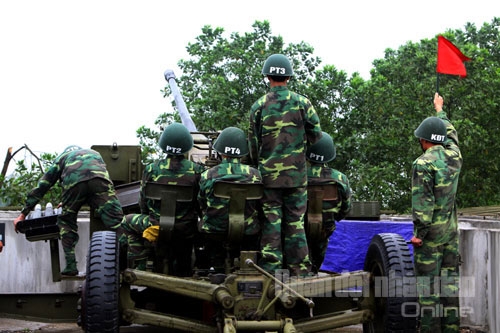 Toàn khẩu đội “đoàn kết hiệp đồng”, phối hợp nhuần nhuyễn, nhanh chóng bắt, bám sát mục tiêu.