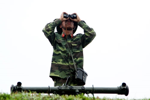 …Và ống nhòm cũng phối hợp quản lý chắc mục tiêu.