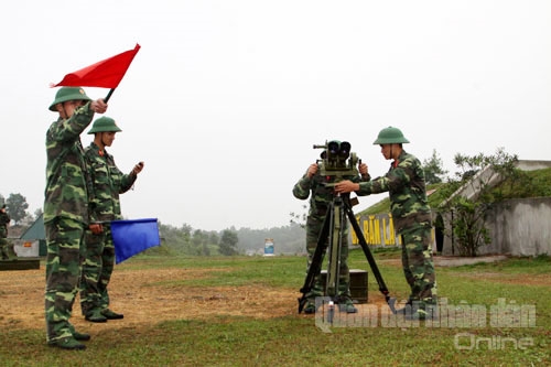 Ở một góc trận địa, các trắc thủ kính ngắm TZK cũng miệt mài huấn luyện.