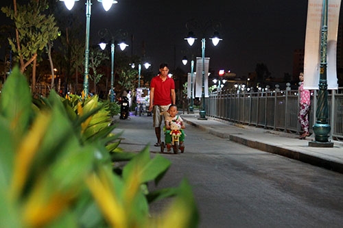 Cha và con trên con đường mới.