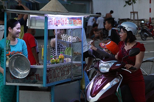 Nhiều “quán ăn lưu động” cũng xuất hiện dọc con đường mới mở bên kênh, phục vụ nhu cầu của người dân dạo chơi ở đây.