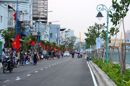 Con đường mới mở bên kênh Tân Hoá-Lò Gốm rực đỏ màu cờ Tổ quốc.