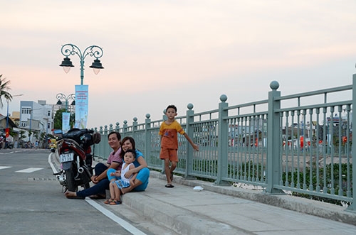 Chiều 5-4, có rất nhiều người ra hóng mát dọc kênh Tân Hóa-Lò Gốm.