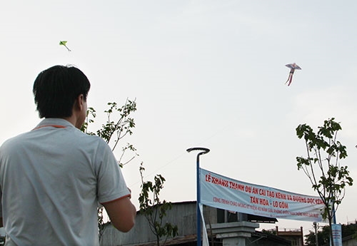 Nhiều người mang diều ra thả tại Công viên bên kênh Tân Hóa-Lò Gốm, được xây dựng tại phường 11, quận 6.