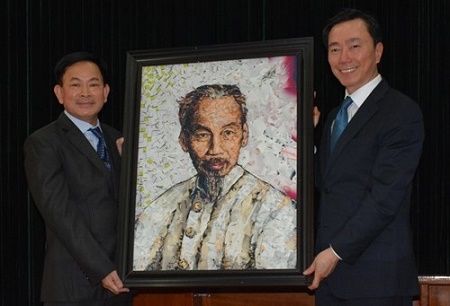 French artist presents portrait of President Ho Chi Minh to Vietnam
